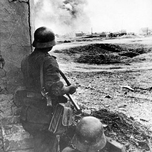 Stalingrad_shelling_1942.7b85k0xmg7k80w4s88ckgg840.ejcuplo1l0oo0sk8c40s8osc4.th