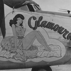 F-7B Glamouras = Nose Art