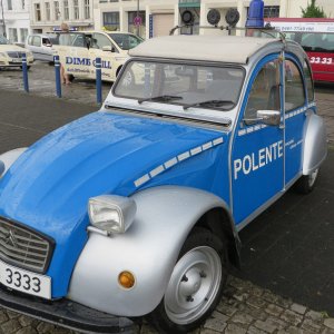 Blaulichttag_2014_in_Flensburg,_Bild_19,_Die_Polente_eine_Polizei-Ente_(Citroën_2CV).jpg