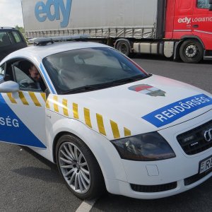 1280px-Hungary_police_car_03.JPG
