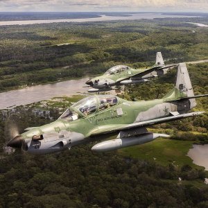 1280px-Aeronave_A-29_Super_Tucano_em_voo_sobre_a_Floresta_Amazônica.jpg