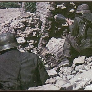 3rdReich_Troops_panzerfaust_tank_hunting_team_awaits_prey_in_Southern_Italy