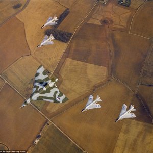 Vulcan XH561 ff 50 Squadron - RAF Cottesmore With Lightnings 1968
