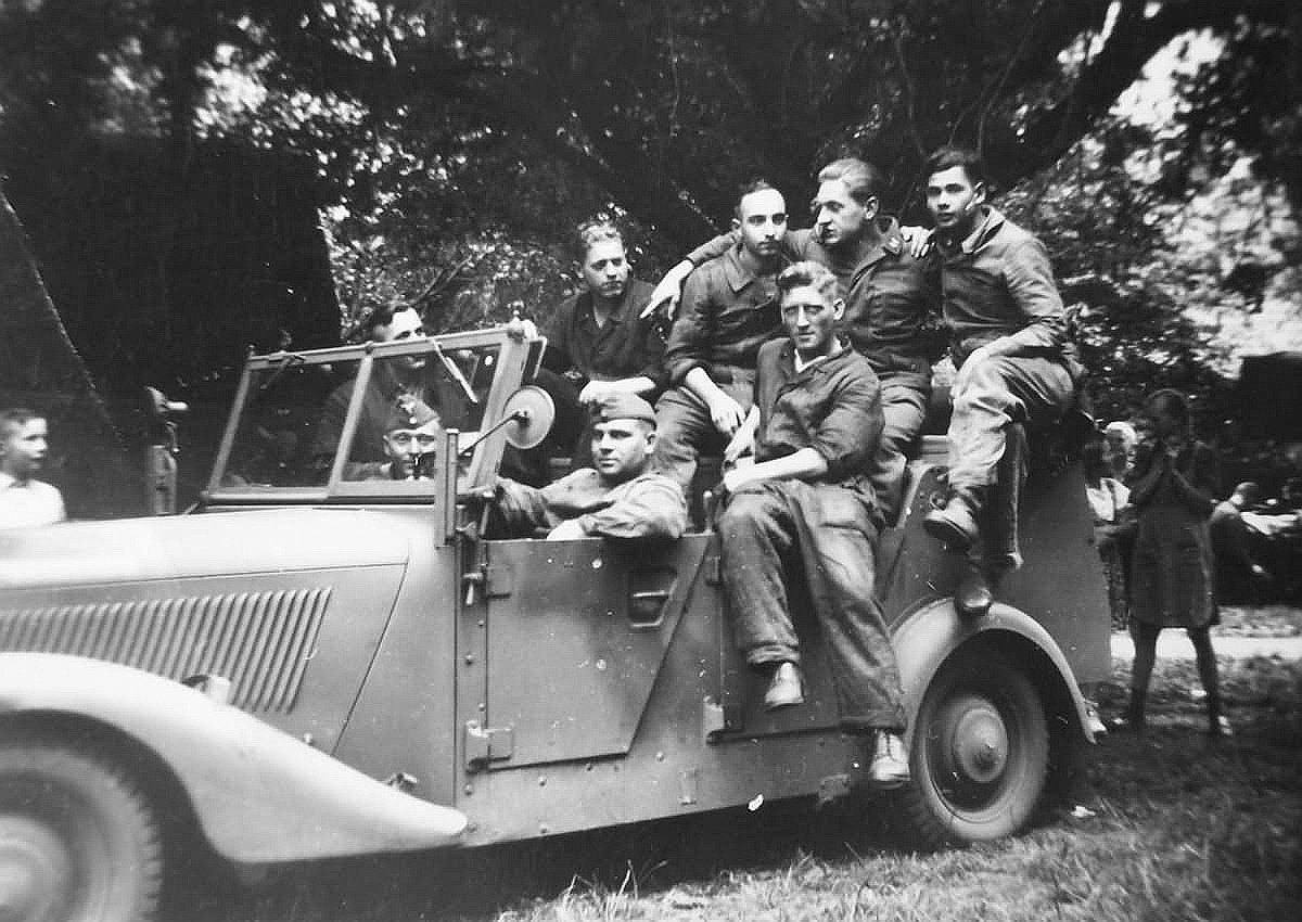 Soldiers of Luftwaffe with Kubelwagen Mercedes Benz 170VK