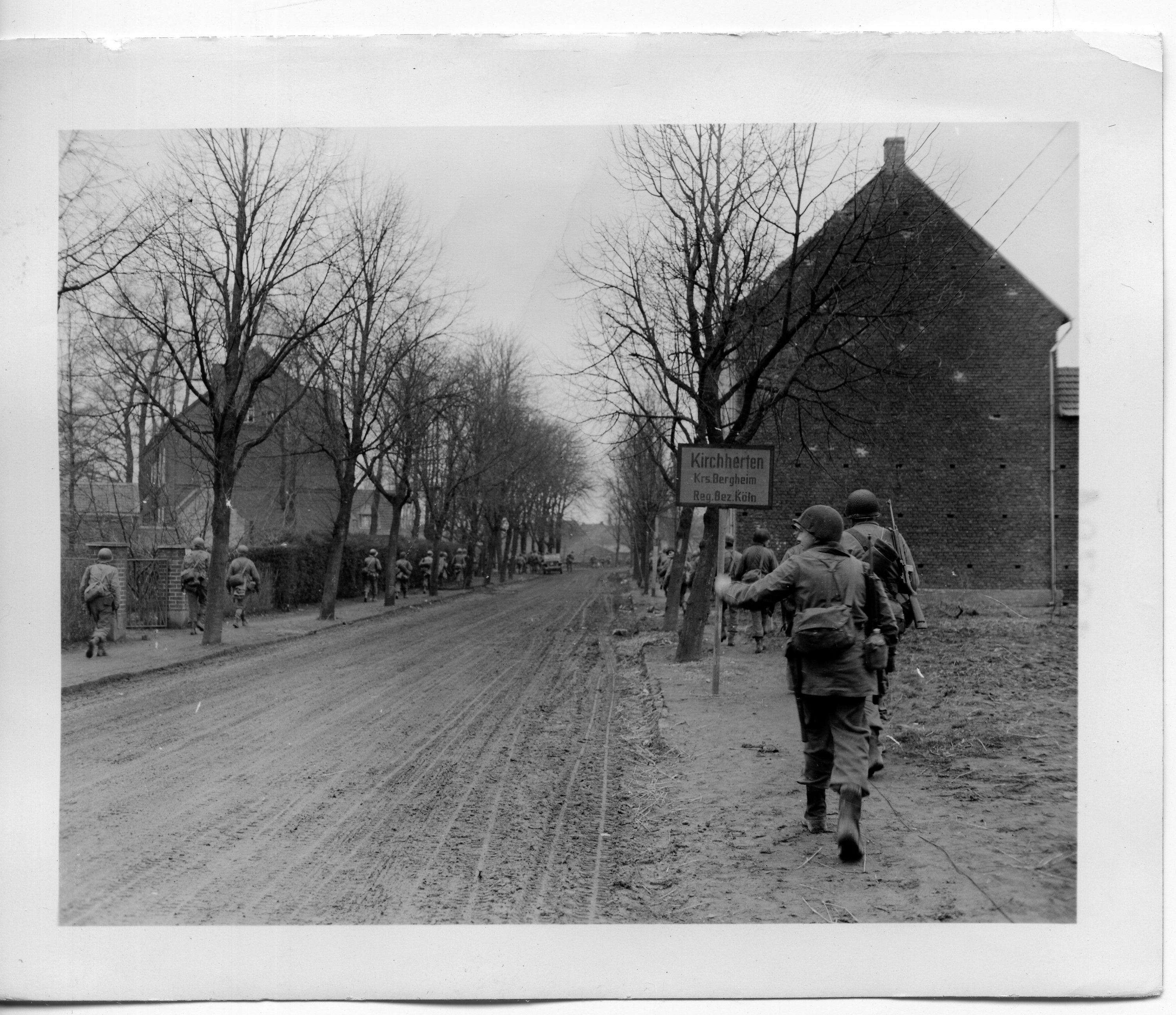 111-SC-270967_-_Infantrymen_of_30th_Division,_9th_U.S._Army,_move_through_town_of_Kirchherten,...jpg
