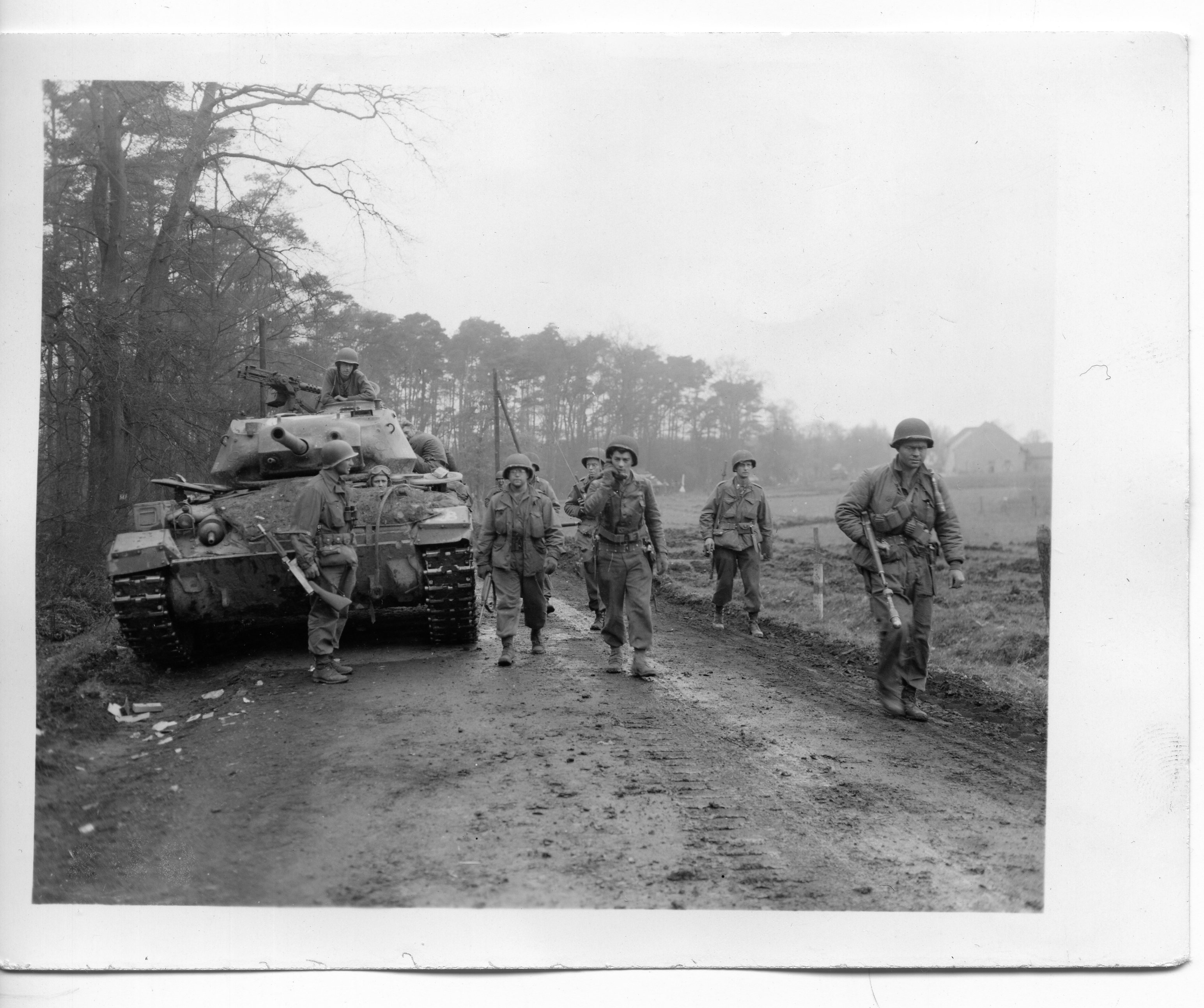 111-SC-270975_-_Armor_and_infantry_of_the_30th_Division,_9th_U.S._Army,_move_through_Wesel_for...jpg