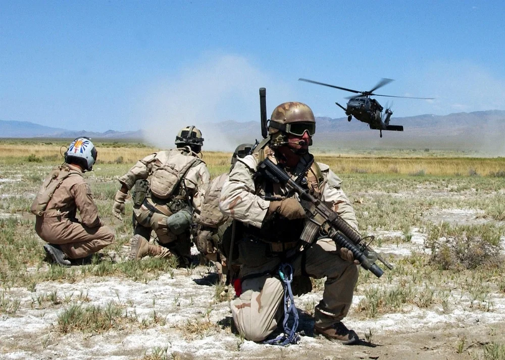 1200px-Pararescue.training_exercise.webp