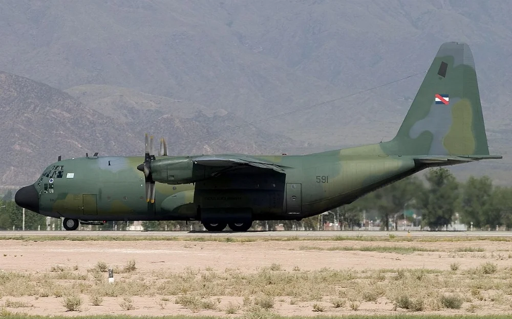 1200px-Uruguayan_Air_Force_C-130B_Hercules_Lofting.webp