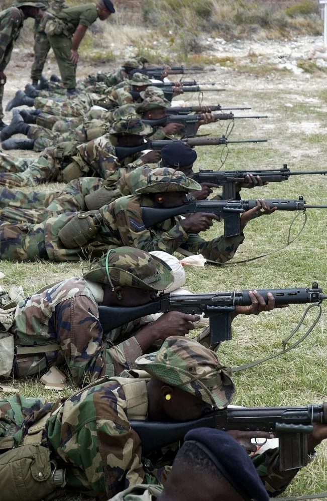1280px-FN_FAL_DA-SD-04-01067.webp