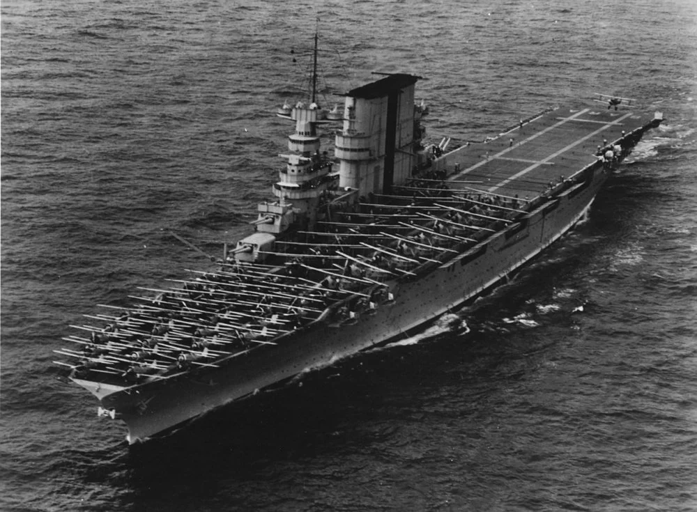 1280px-USS_Saratoga_(CV-3)_landing_planes_on_6_June_1935_(80-G-651292).webp