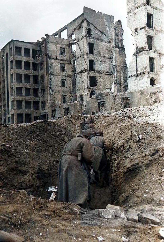 13_GvDiv-v-Stalingrade_1942_autor-SLoskutov-topaz-enhance-2.8x.jpg
