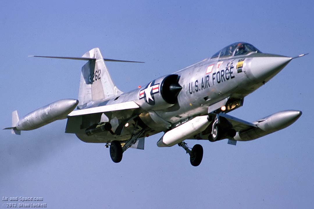 19811229 F-104G 63-13262 right front landing l.jpg
