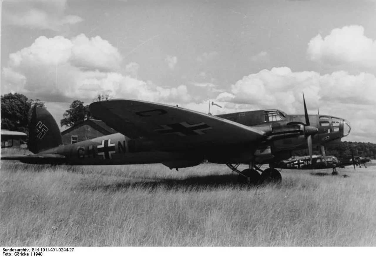 20090617220836!Bundesarchiv_Bild_101I-401-0244-27,_Flugzeug_Heinkel_He_111_1.webp