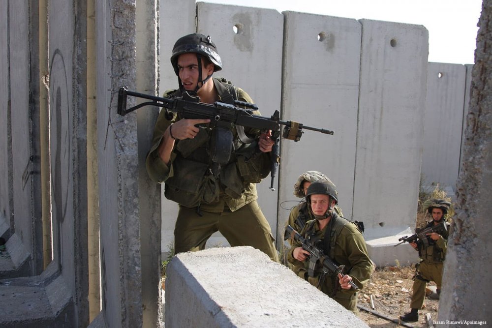 2009_9_11-An-Israeli-soldiers-walk-along-the-controversial-Israeli-barrier.jpg