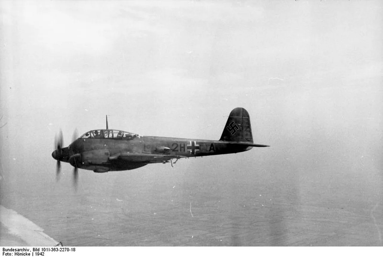 20120515193327!Bundesarchiv_Bild_101I-363-2270-18,_Frankreich,_Flugzeug_Me_210_1.webp