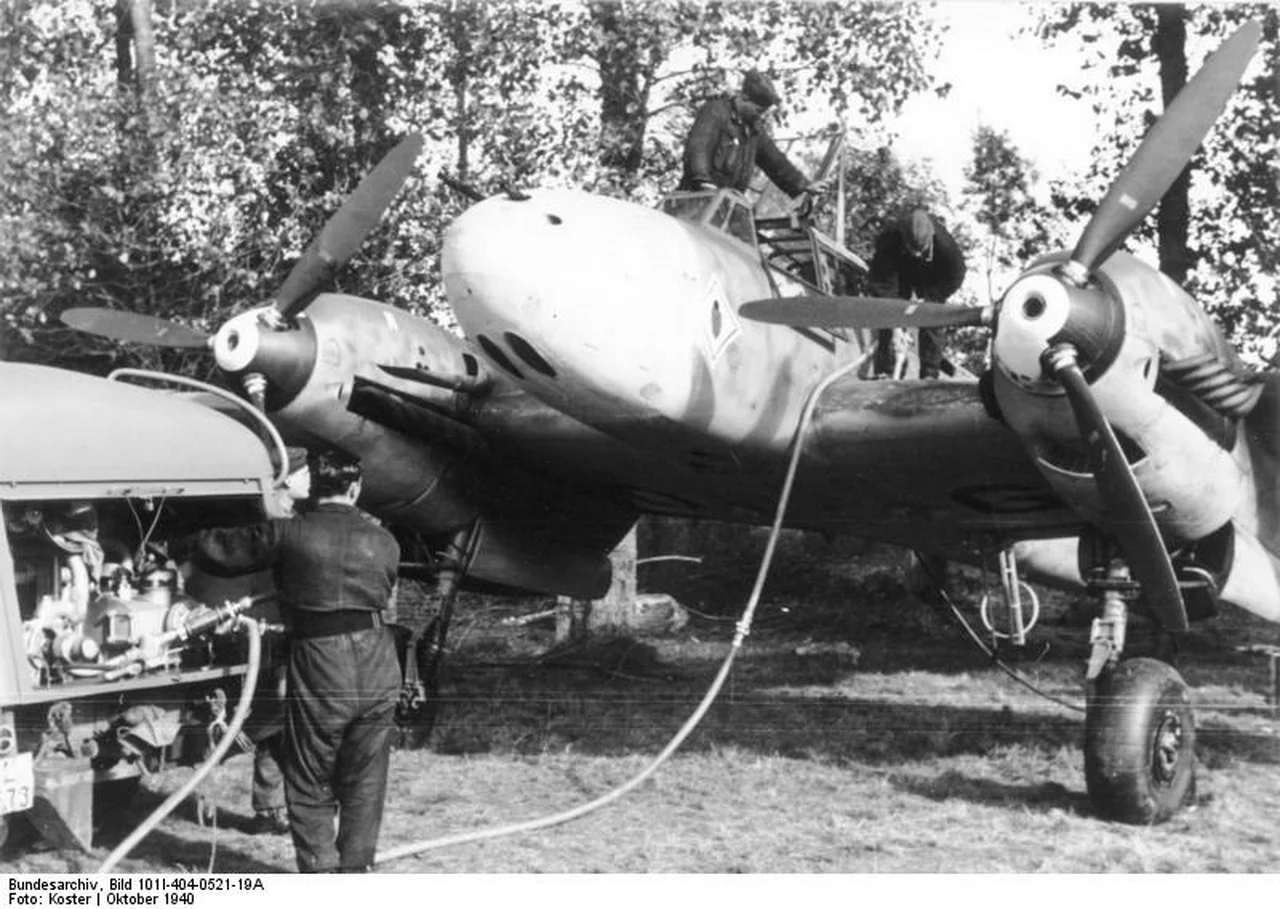 20120515194938!Bundesarchiv_Bild_101I-404-0521-19A,_Flugzeug_Messerschmitt_Me_110,_Betanken_1.webp
