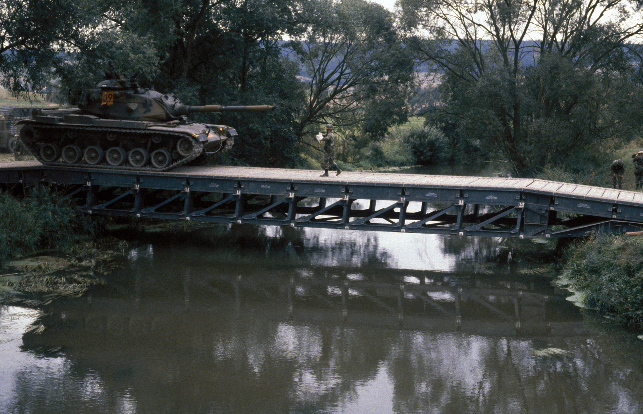 2560px-DF-ST-85-04824_An_M60A3_main_battle_tank_crosses_a_medium_girder_bridge_during_Exercise...jpg