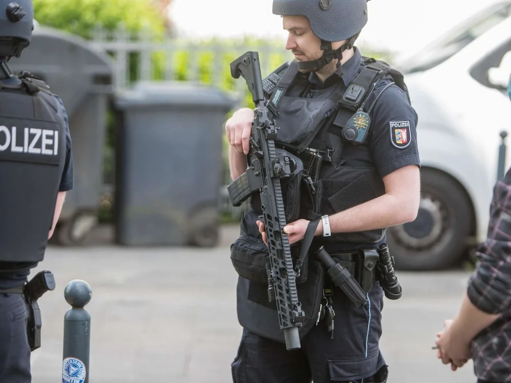 26050668-polizeieinsatz-in-kiel-2hC7RYv3Oge9.webp