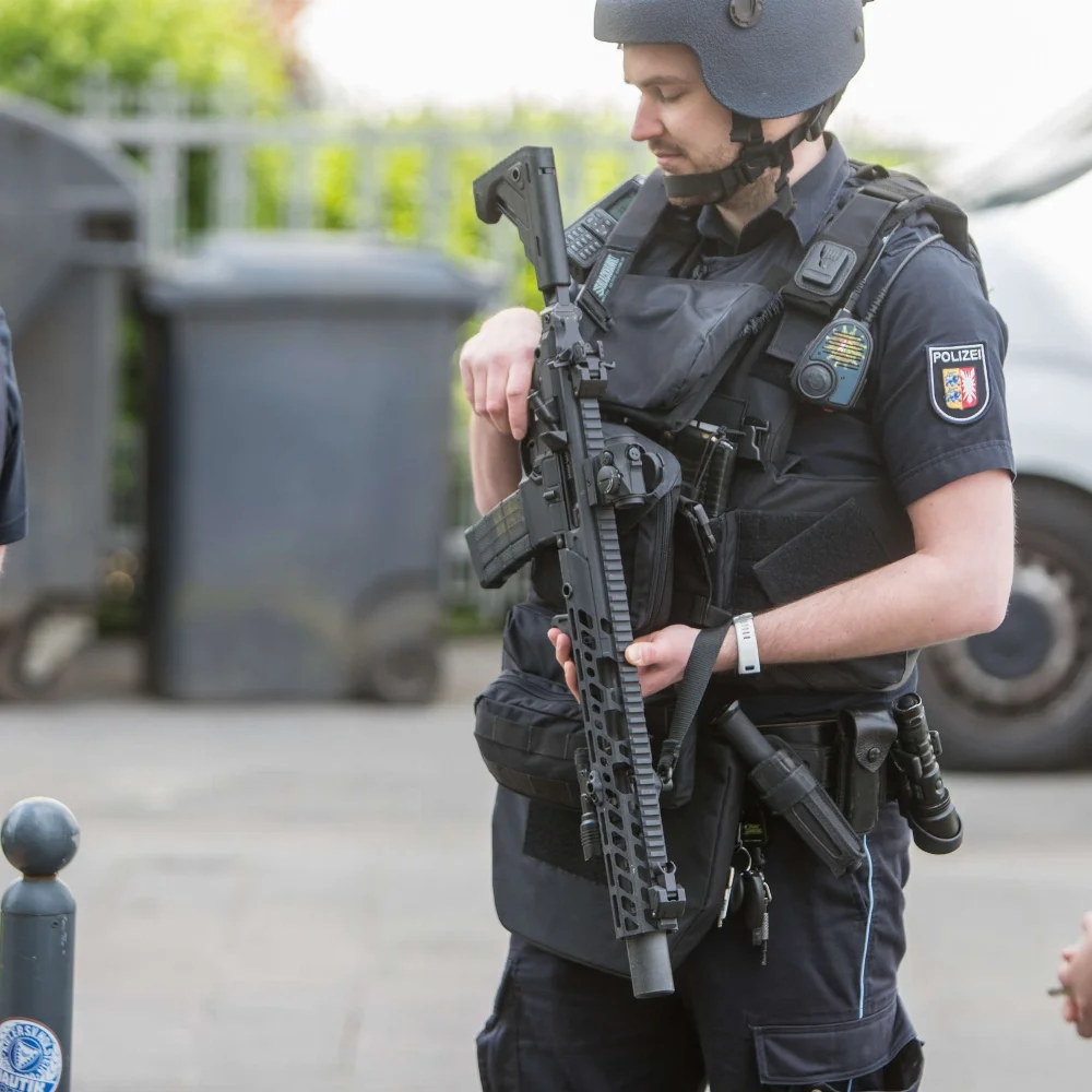 26050668-polizeieinsatz-in-kiel-2hC7RYv3Ogec.webp