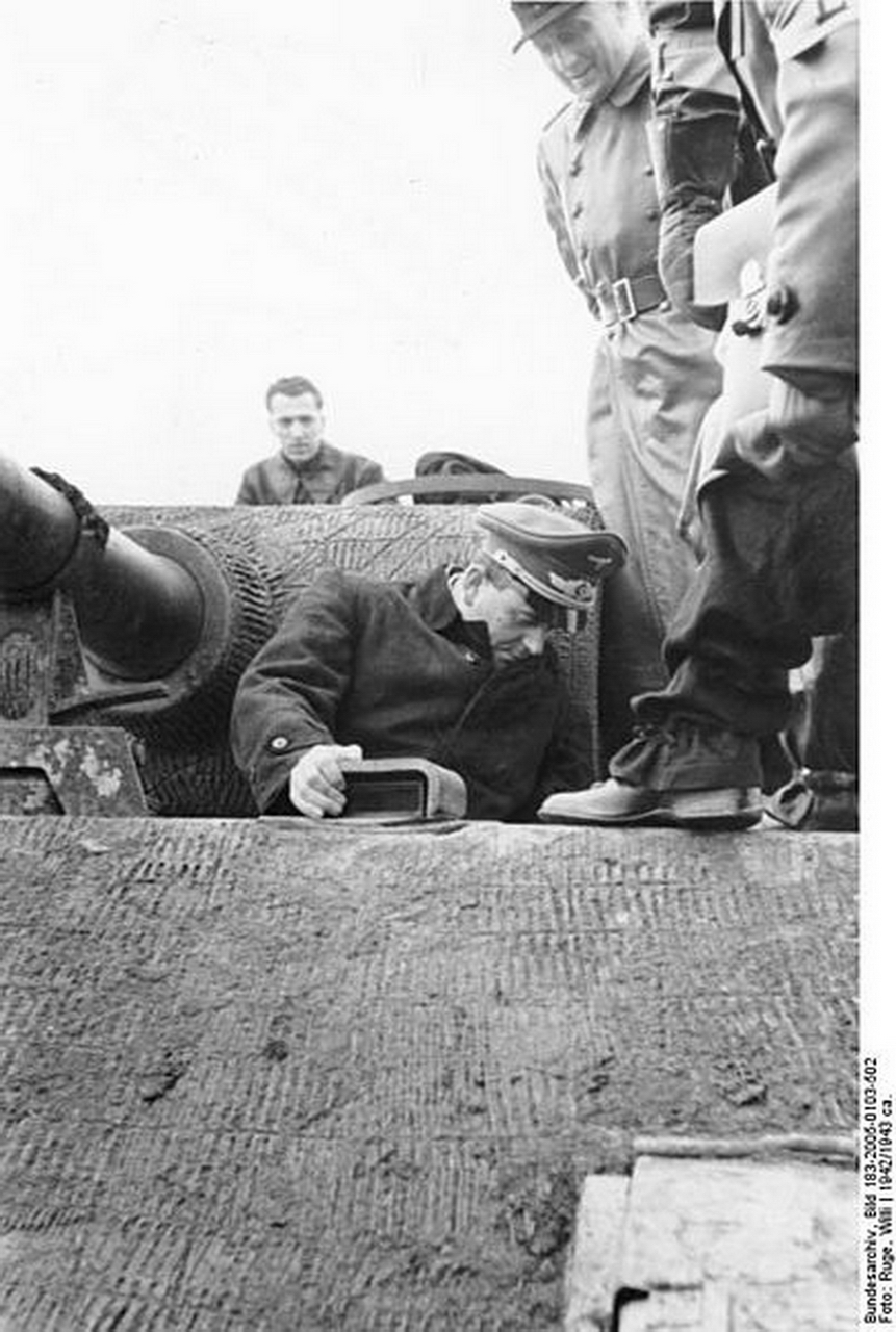 403px-Bundesarchiv_Bild_183-2005-0103-502,_Albert_Speer_bei_Panzer-Besichtigung_1.jpg