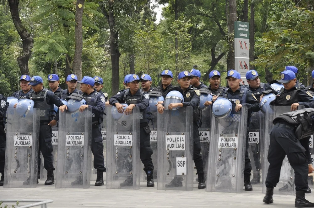 599px-Police_in_Alameda_Central_-_Mexico_City_-_02.webp