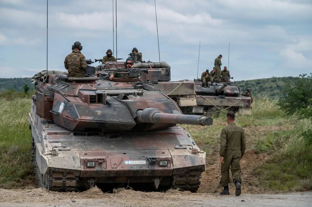 6hel-battle-tanks-during-exercise-v0-db90xh6hbief1.webp