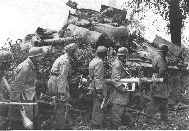 800px-Fallschirmjäger_soldiers_and_destroyed_M4A3_Sherman_tank,_1944.jpg