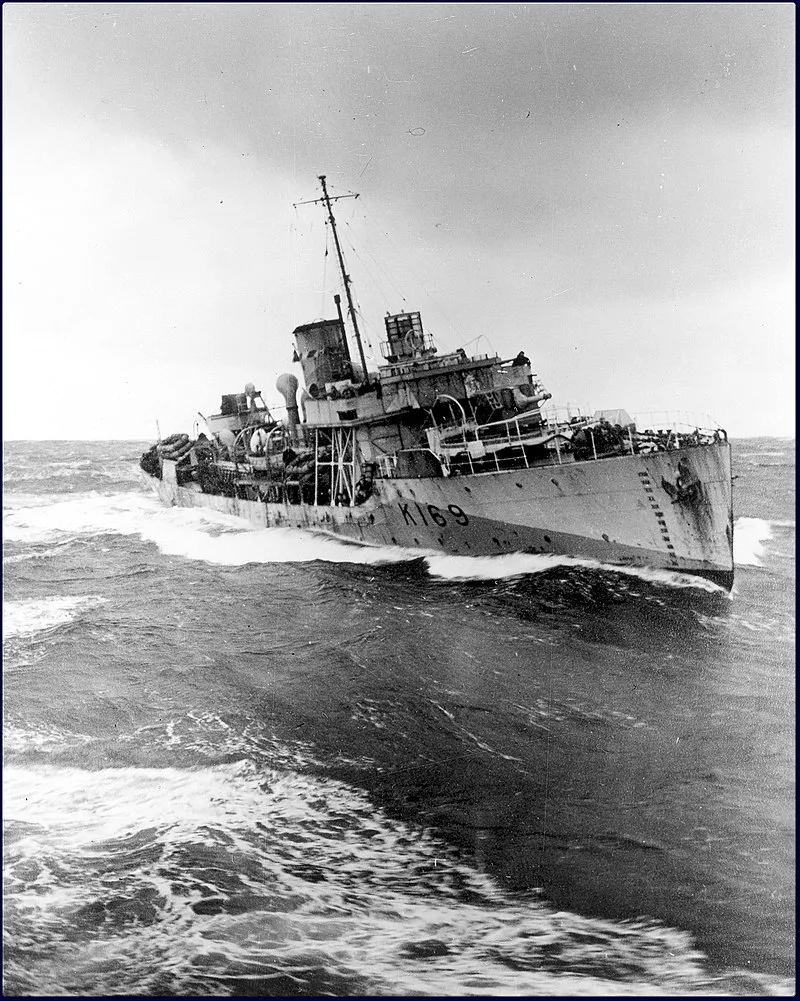 800px-HMCS_Rosthern_1942-1944_CN-3529.webp