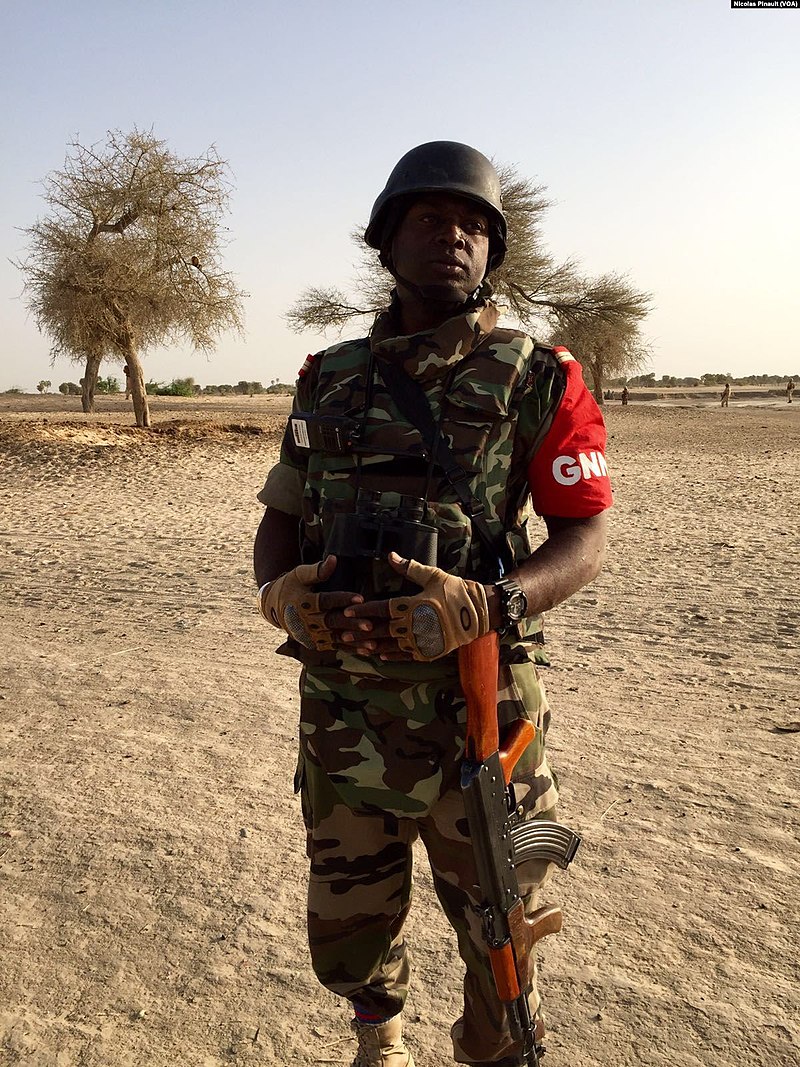 800px-Nigerien_lieutnant_of_the_National_Guard_along_Komadogou_2016.jpg