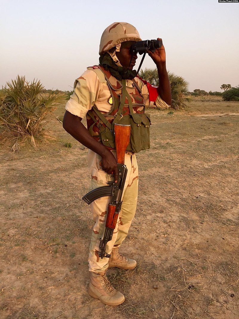 800px-Nigerien_soldier_Komadogou_2016.jpg