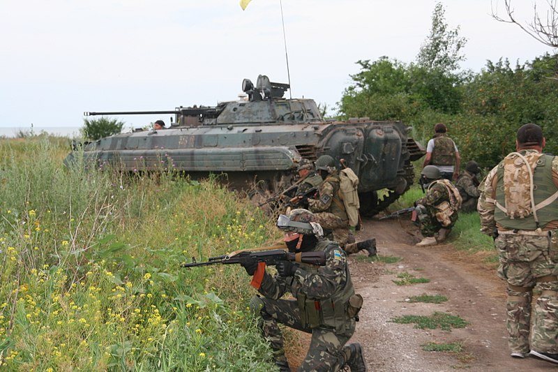 800px-Soldiers_from_the_Azov_Battalion_move_into_position.jpg
