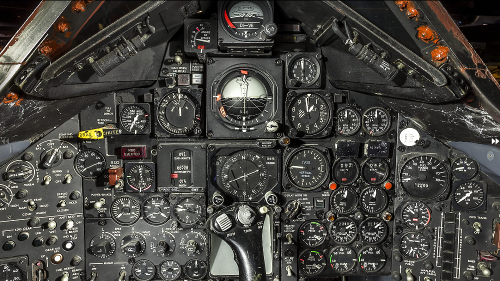 _USA%2C_forward_cockpit%2C_instrument_panel_detail.png