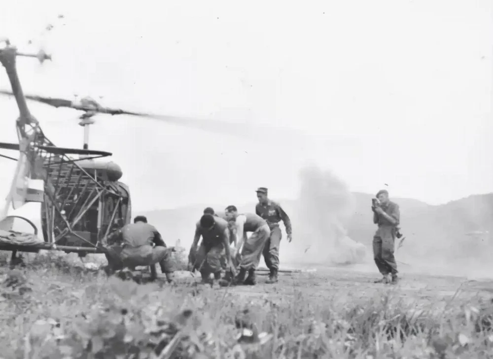 a-wounded-soldier-to-a-u-s-army-h-v0-5lt77mhg74ad1.webp