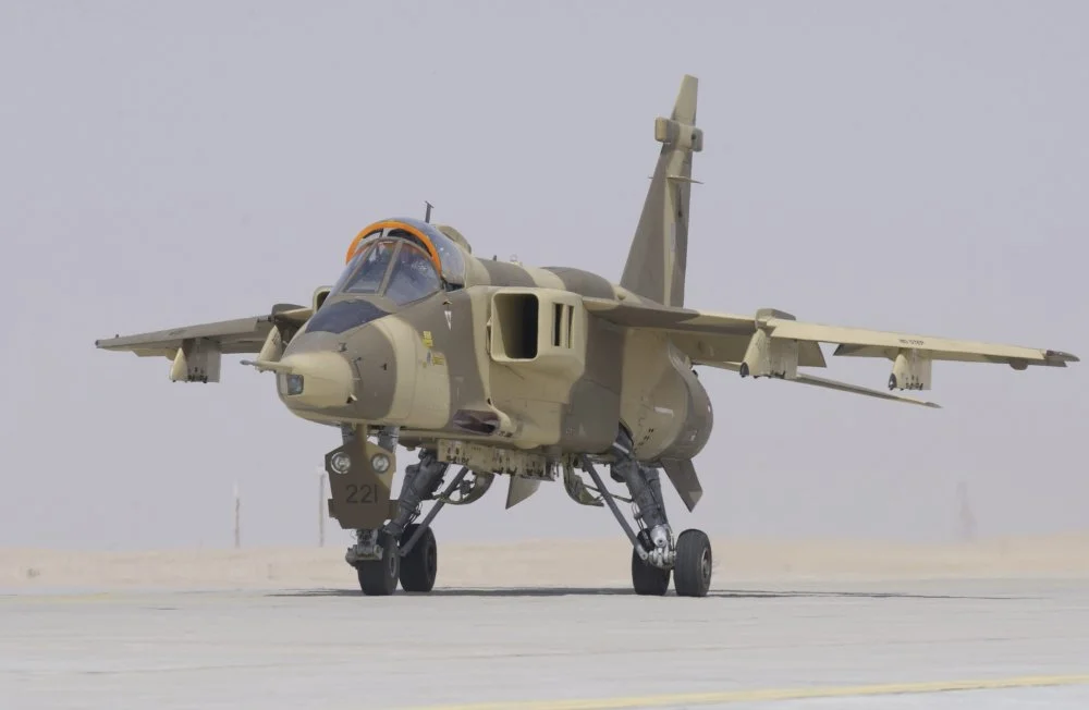 A_Royal_Air_Force_of_Oman_Jaguar_taxies_towards_the_runway_at_Thumrait,_Oman._MOD_45143904.webp