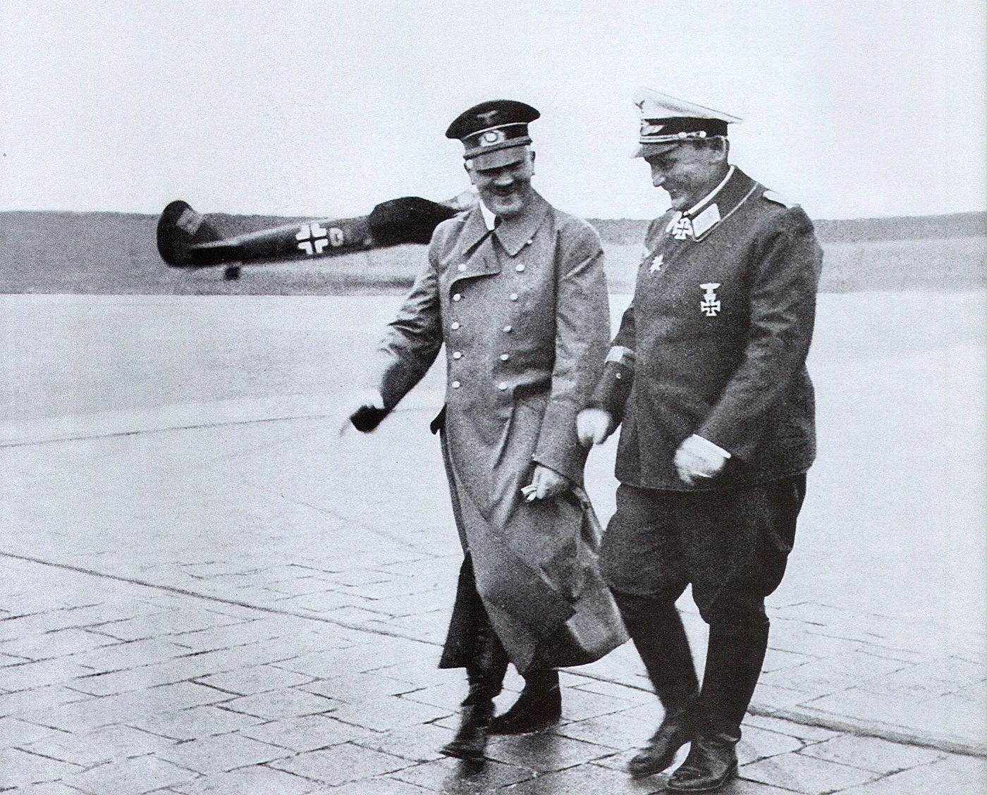 Adolf-Hitler-and-Goring-France-1940-01.webp