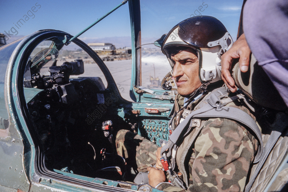 Afghan MiG-21 pilots at Bagram (September 1989).jpg