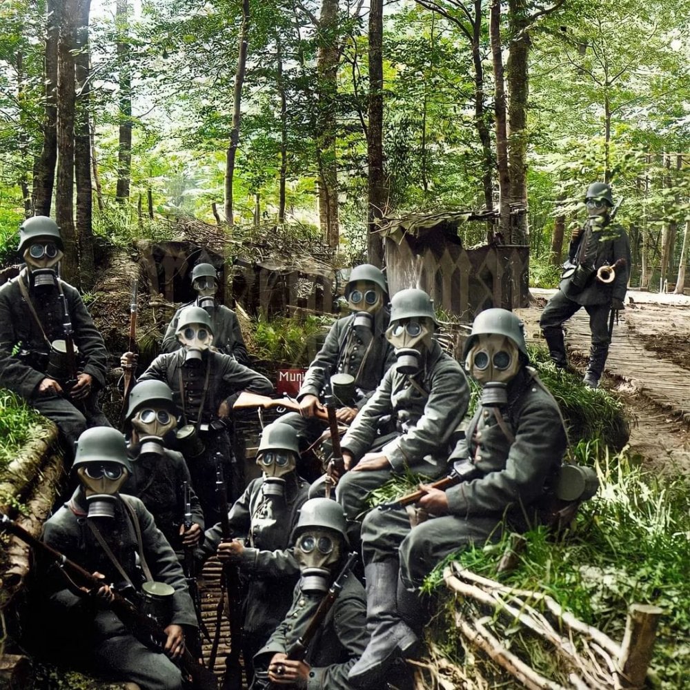 ALEM Soldados alemanes posando con máscaras antigás en las montañas de los Vosgos en 1918.jpg