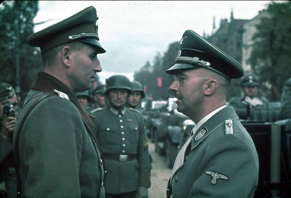 Alemania  Heinrich Himmler (Reichsführer-SS und Chef der deutschen Polizei) chats with unknown...jpg