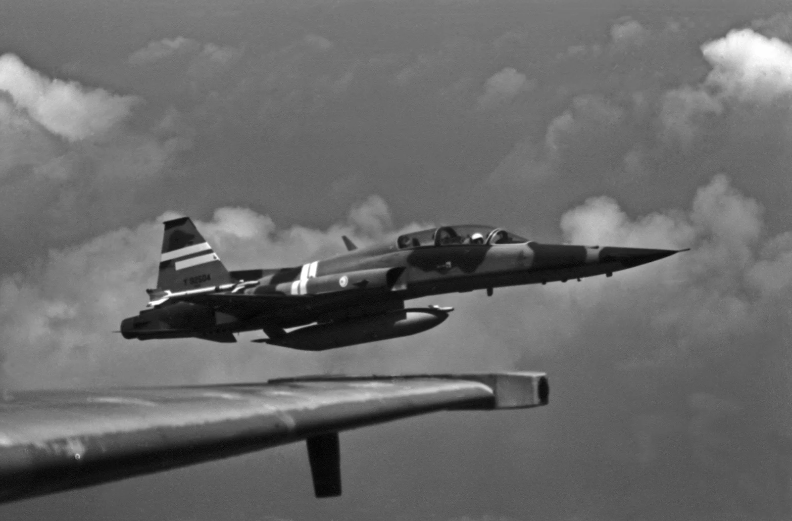 an-air-to-air-right-side-view-of-a-tunisian-f-5f-tiger-ii-aircraft-official-aec71c-1600.webp