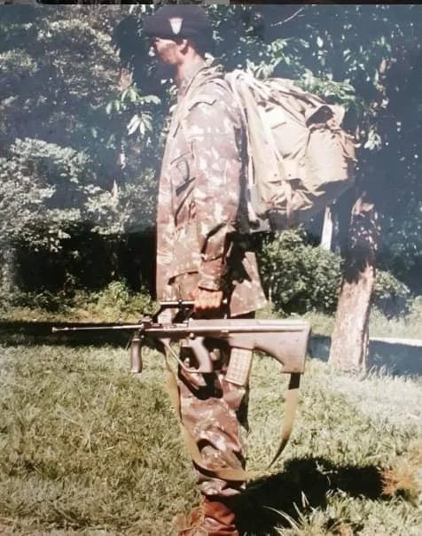 Brazil Army SF bearing Steyr AUG.webp
