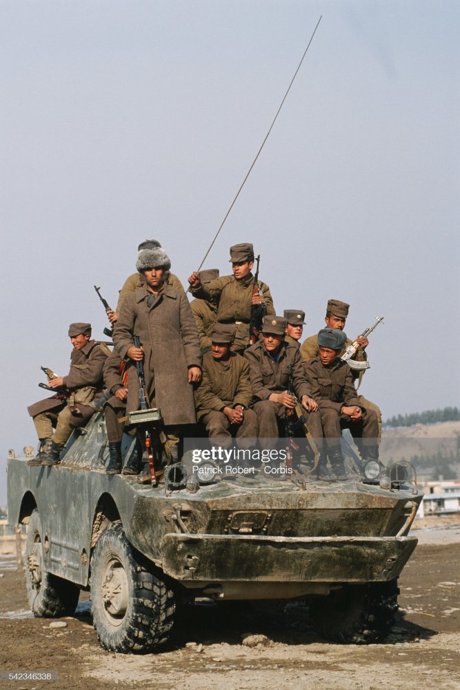 BRDM-2 afgano con tripulantes c1988.jpg