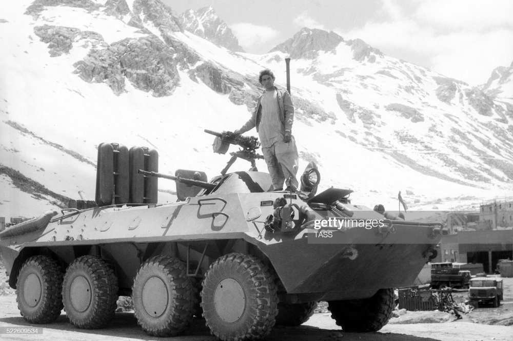 BTR-70 afgano patrullando tunel en autopista Salang (Yuri Tyssovsky).jpg