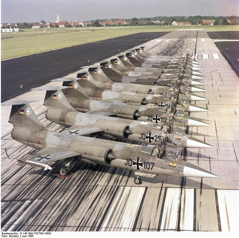 Bundesarchiv_B_145_Bild-F027401-0002,_Flugzeuge_F-104_Starfighter,_JG_74.jpg