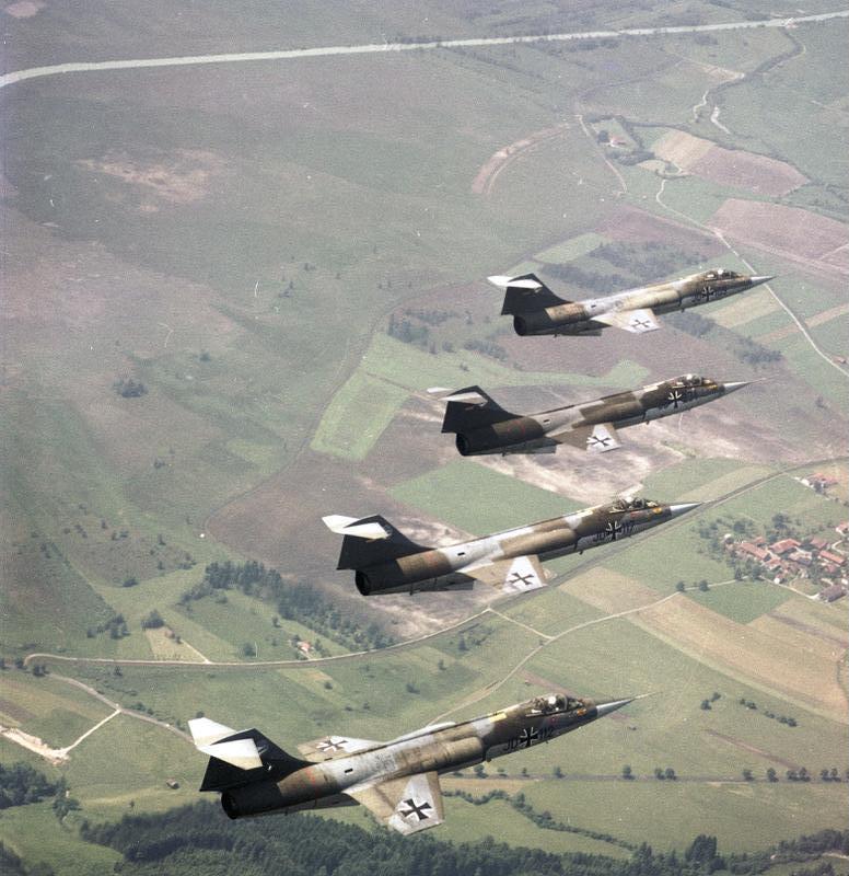 Bundesarchiv_B_145_Bild-F027411-0008,_Flugzeuge_F-104_Starfighter,_JG_74.jpg