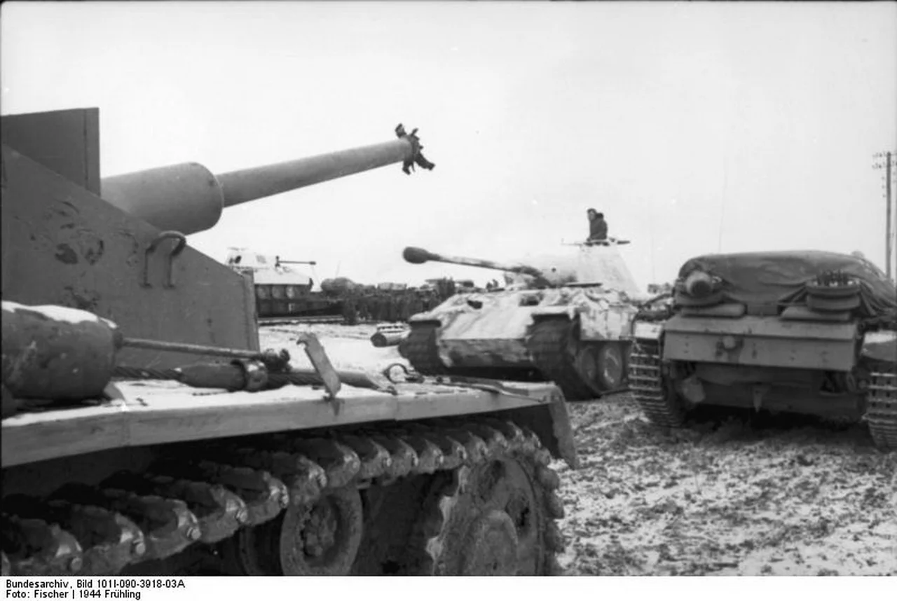Bundesarchiv_Bild_101I-090-3918-03A,_Russland,_Sturmgeschutz,_Panzer_V_(Panther).webp
