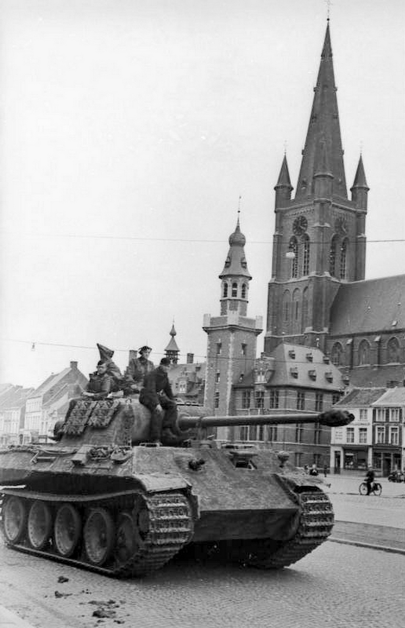 Bundesarchiv_Bild_101I-300-1876-07A,_Belgien_-_Flandern,_Panzer_der_1.SS-Division_1.jpg