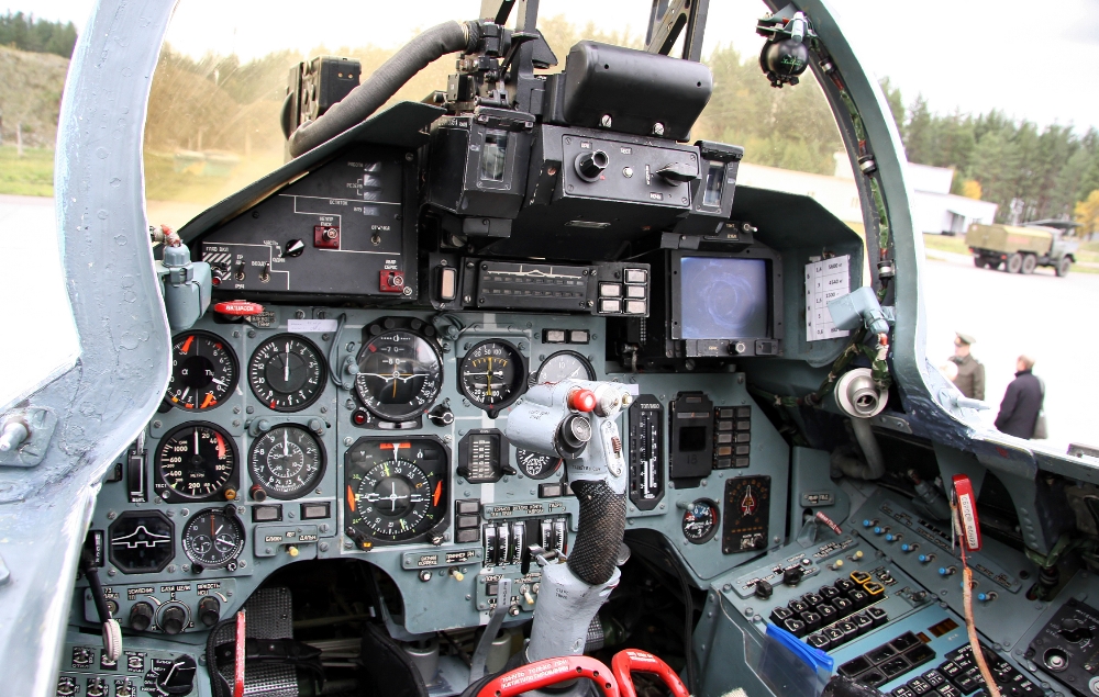 Cockpit_of_Sukhoi_Su-27_%282%29.jpg