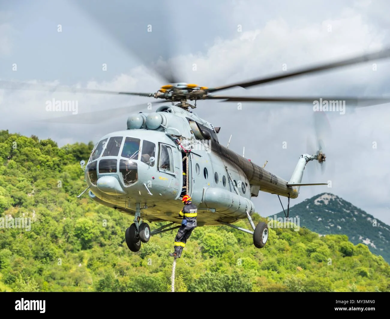 croatia-hrz-croatian-air-force-helicopter-mi-8-mi8-mtv1-MY3MN0.webp