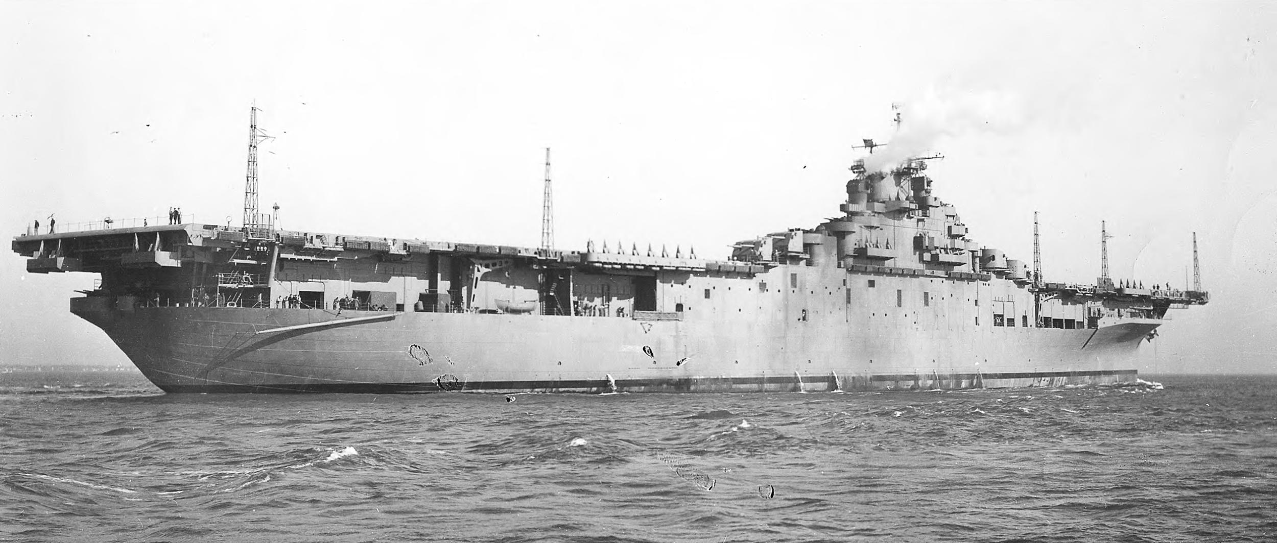 CV 9 USS Essex -034 - 1942.jpg