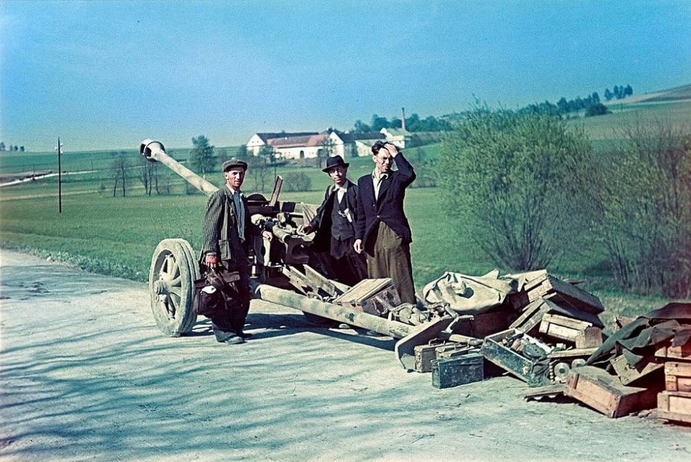 Czechoslovakia-45-and-abandoned-PAK-40.webp